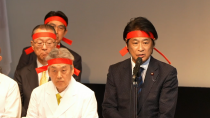 あいさつする田村元厚労相（右）と日本医師会松本会長（前列左）