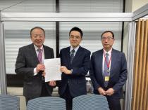 林医療課長（中央）に要望書を提出する、島弘志副会長（左）と北村立理事